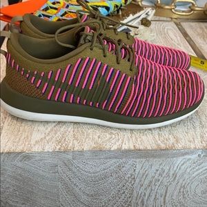 Nike pink green blue women’s size 10